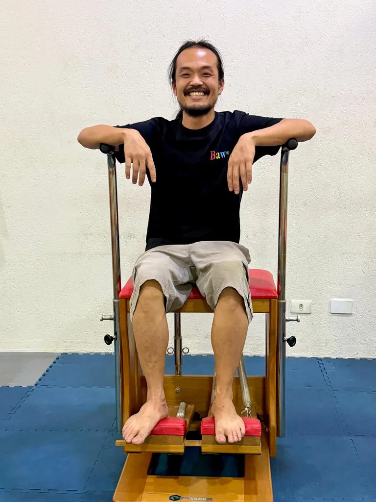 Interior acolhedor do estúdio Espaço Iyasu, com equipamentos de Pilates